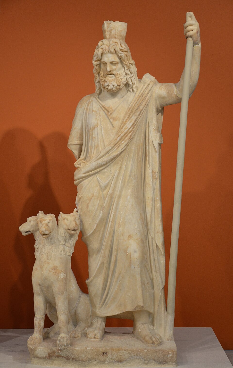 Pluton als Serapis, mit Kerberos — aus dem Heiligtum der ägyptischen Götter in Gortyn, 2. Jahrhundert, Archäologisches Museum Heraklion